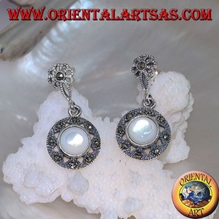 Pendientes de plata con flor de lóbulo y disco colgante tachonado de marcasita y nácar redondo.