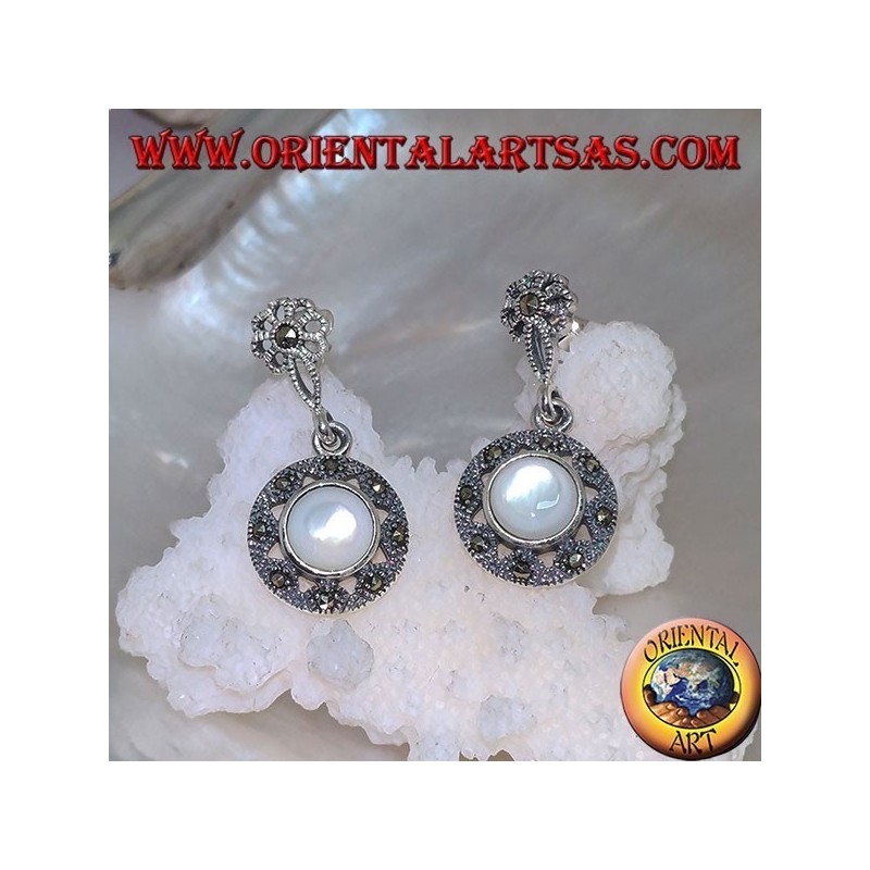 Boucles d'oreilles en argent avec fleur de lobe et disque pendentif clouté de marcassite et de nacre ronde