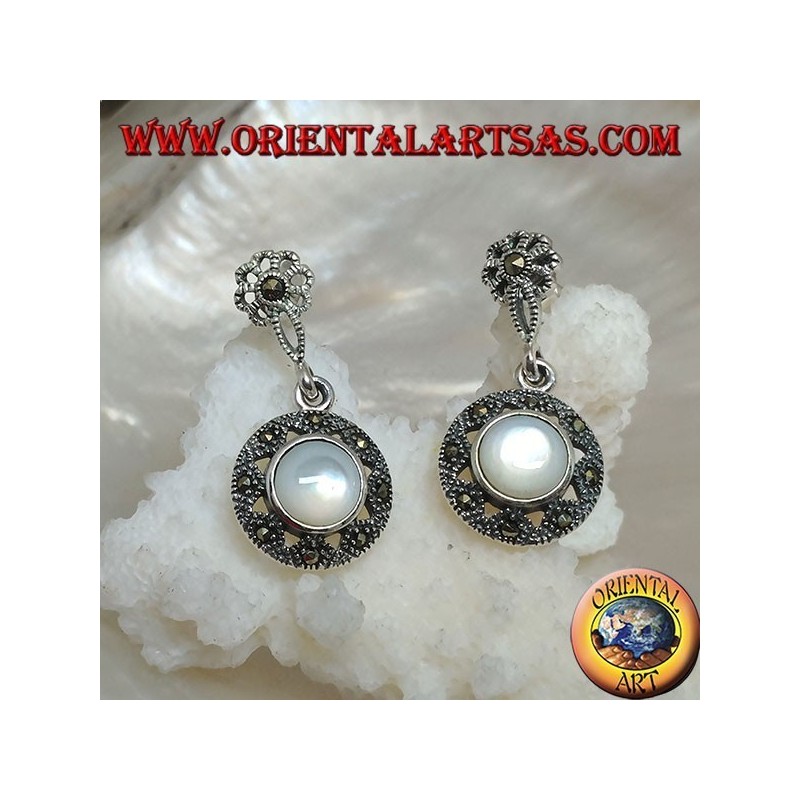 Pendientes de plata con flor de lóbulo y disco colgante tachonado de marcasita y nácar redondo.