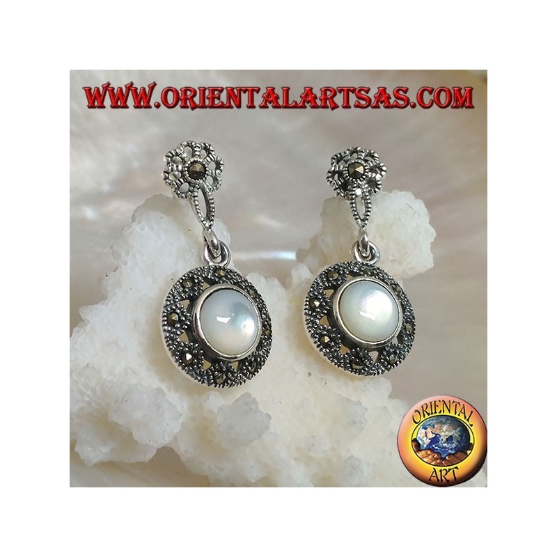 Boucles d'oreilles en argent avec fleur de lobe et disque pendentif clouté de marcassite et de nacre ronde