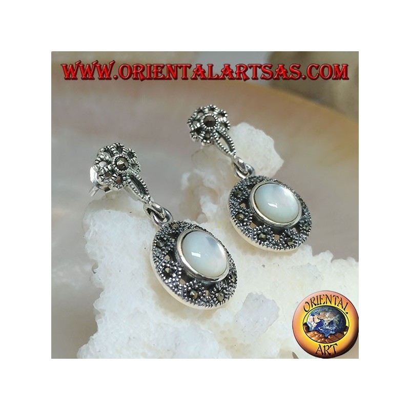 Pendientes de plata con flor de lóbulo y disco colgante tachonado de marcasita y nácar redondo.