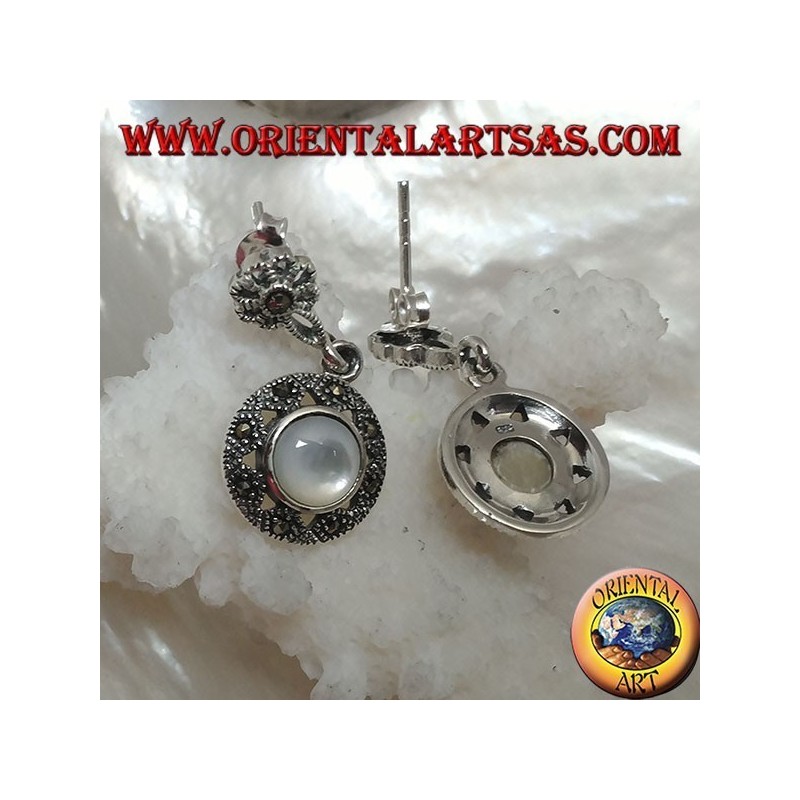 Boucles d'oreilles en argent avec fleur de lobe et disque pendentif clouté de marcassite et de nacre ronde