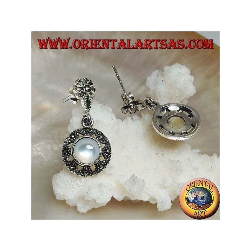 Pendientes de plata con flor de lóbulo y disco colgante tachonado de marcasita y nácar redondo.