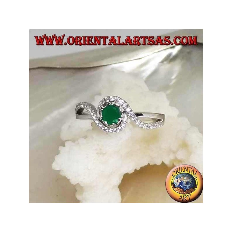 Anello in argento con smeraldo naturale tondo incastonato avvolto da una striscia di zirconi