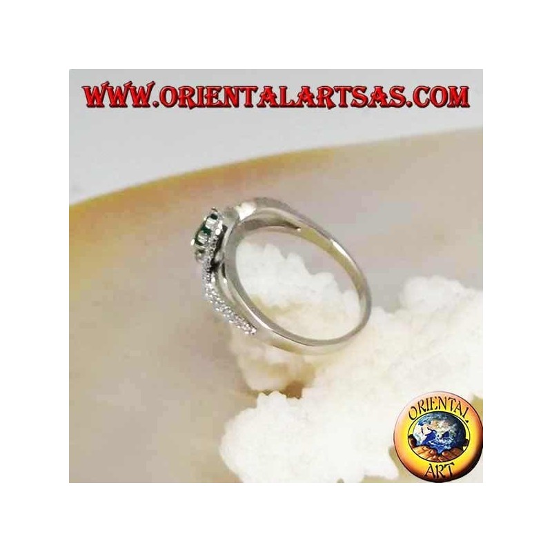 Anello in argento con smeraldo naturale tondo incastonato avvolto da una striscia di zirconi