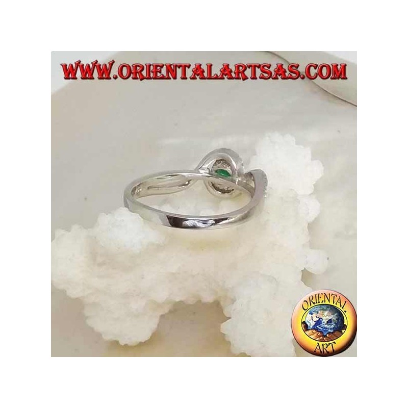 Anillo de plata con esmeralda redonda natural engastada en una tira de circonitas.