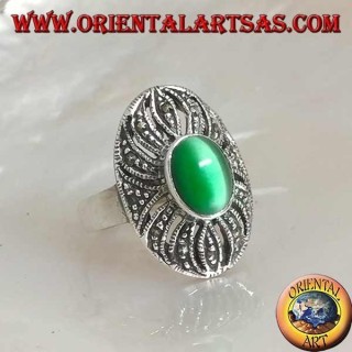 Anillo de plata con ojo de gato verde ovalado en una decoración calada tachonada con marcasita
