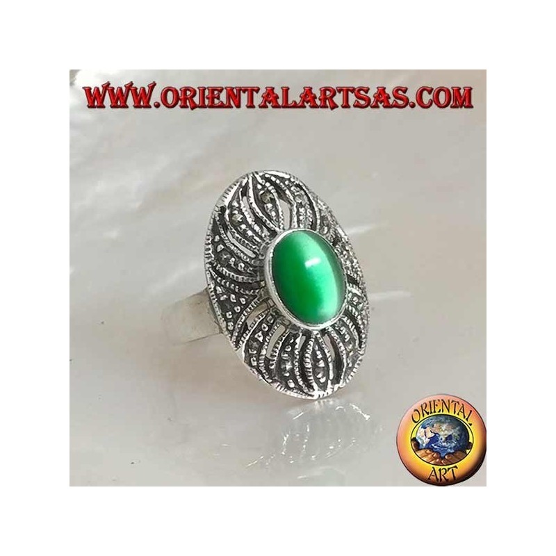 Anillo de plata con ojo de gato verde ovalado en una decoración calada tachonada con marcasita