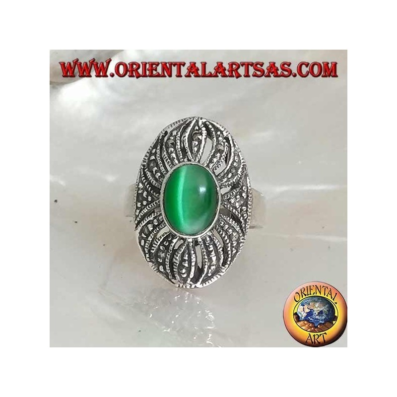 Anello in argento con occhio di gatto verde ovale su montatura a decorazione traforata tempestata di marcassite