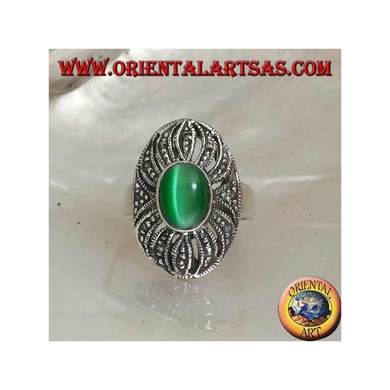 Anillo de plata con ojo de gato verde ovalado en una decoración calada tachonada con marcasita