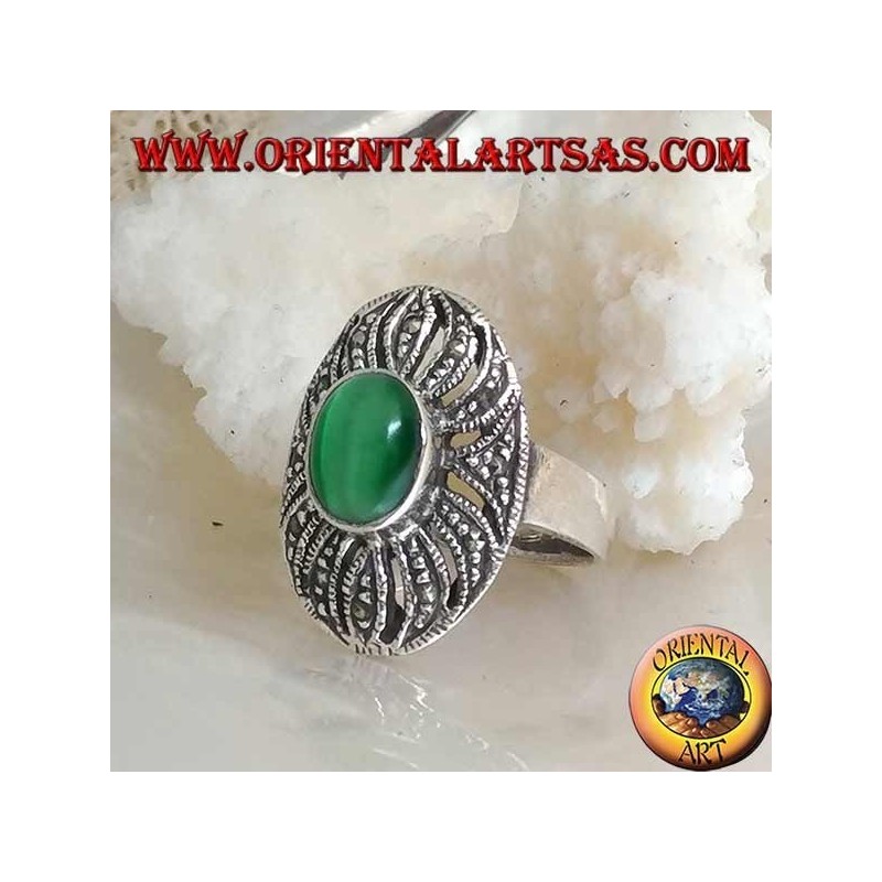 Anillo de plata con ojo de gato verde ovalado en una decoración calada tachonada con marcasita
