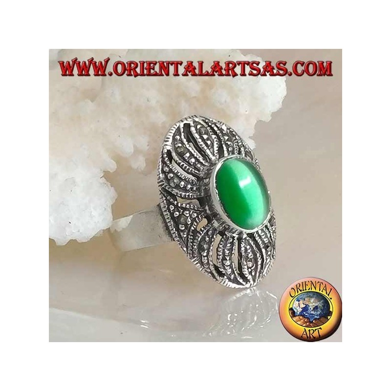 Anillo de plata con ojo de gato verde ovalado en una decoración calada tachonada con marcasita