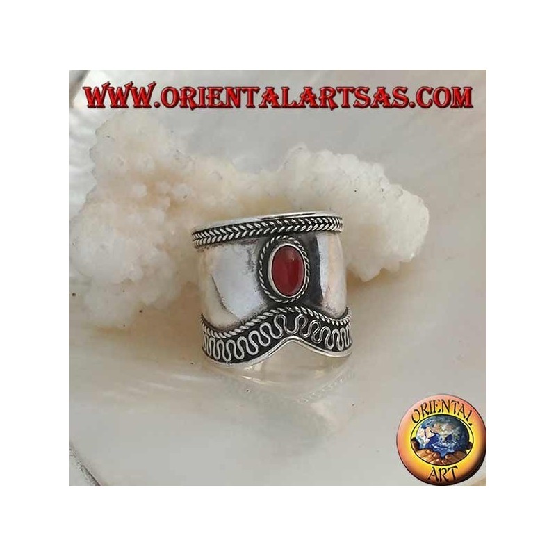 Anillo de plata de banda ancha con cornalina ovalada y contorno serpentino en forma de V, Bali