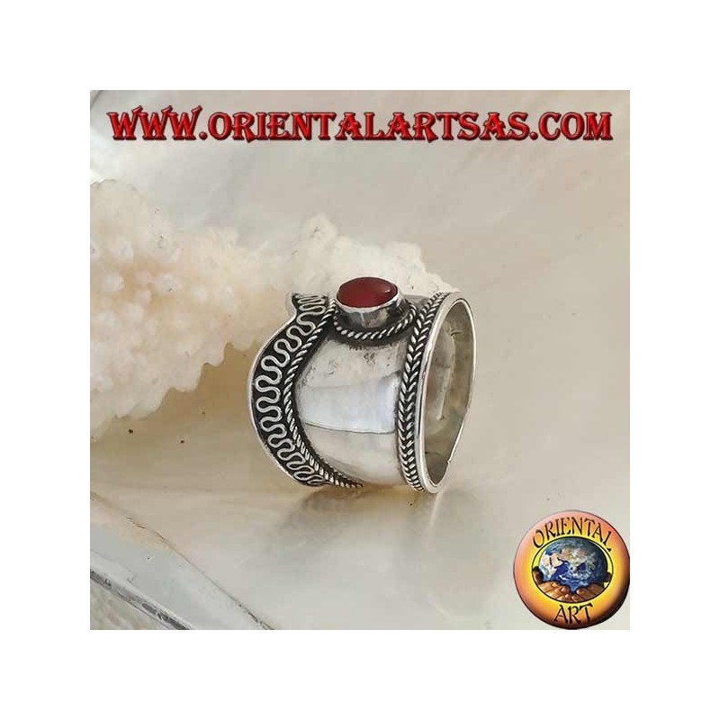 Bague en argent à large bande avec cornaline ovale et contour serpentin en forme de V, Bali