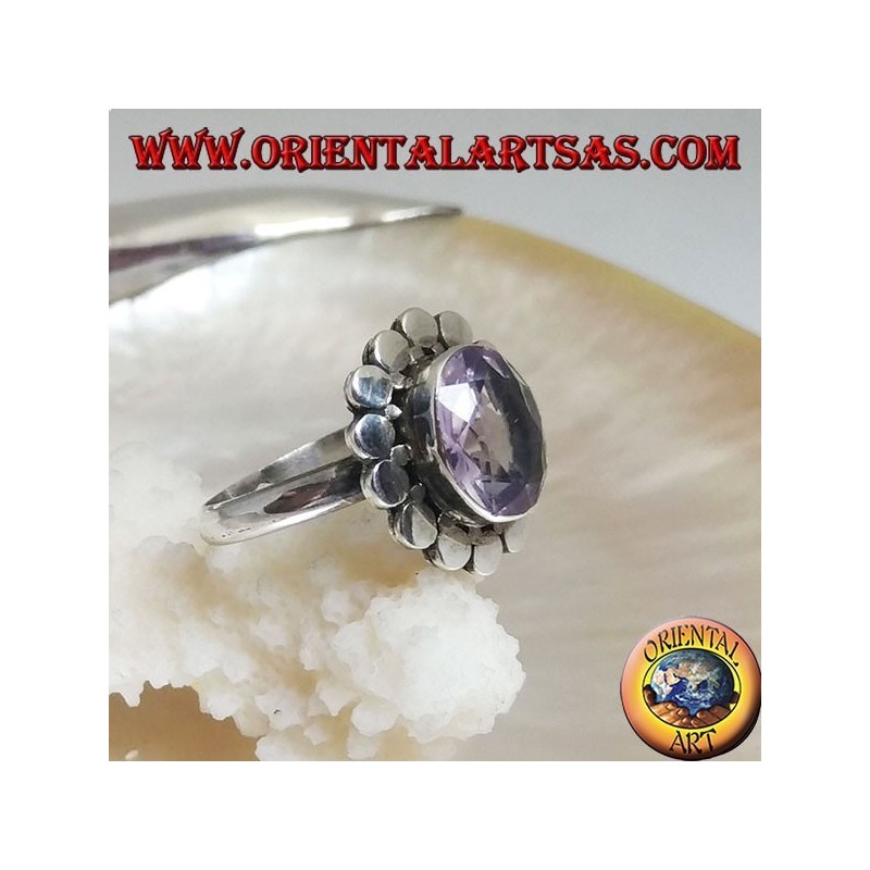 Anello in argento con ametista naturale ovale sfaccettata contornata da dischetti
