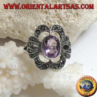 Anillo de plata con amatista natural ovalada en un arco perforado con tachuelas de marcasita