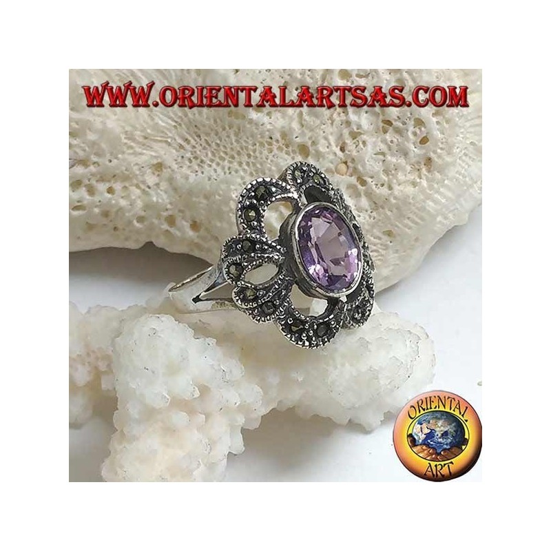 Anello in argento con ametista naturale ovale su montatura a fiocco traforato tempestato di marcassite