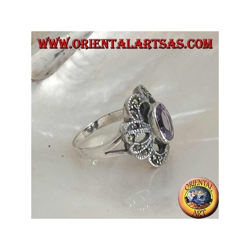 Anillo de plata con amatista natural ovalada en un arco perforado con tachuelas de marcasita