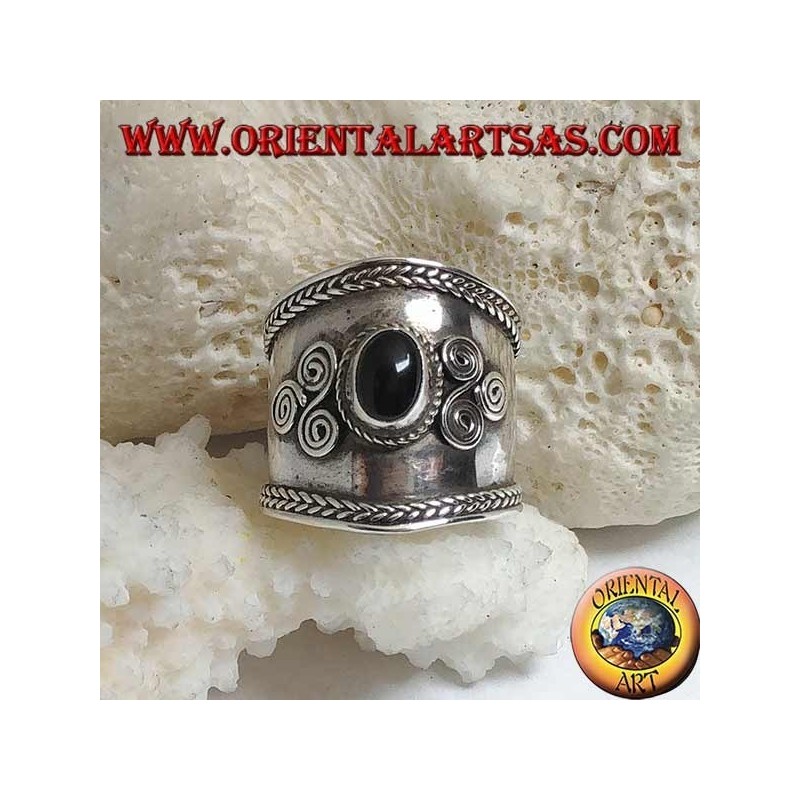 Bague large bande en argent avec onyx ovale et triskéll en spirale sur les côtés, Bali