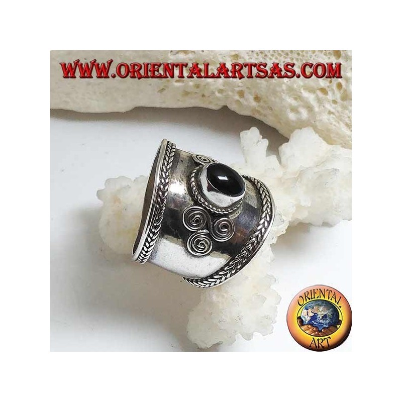 Anello in argento a fascia larga con onice ovale e triskéll di spirali sui lati , Bali