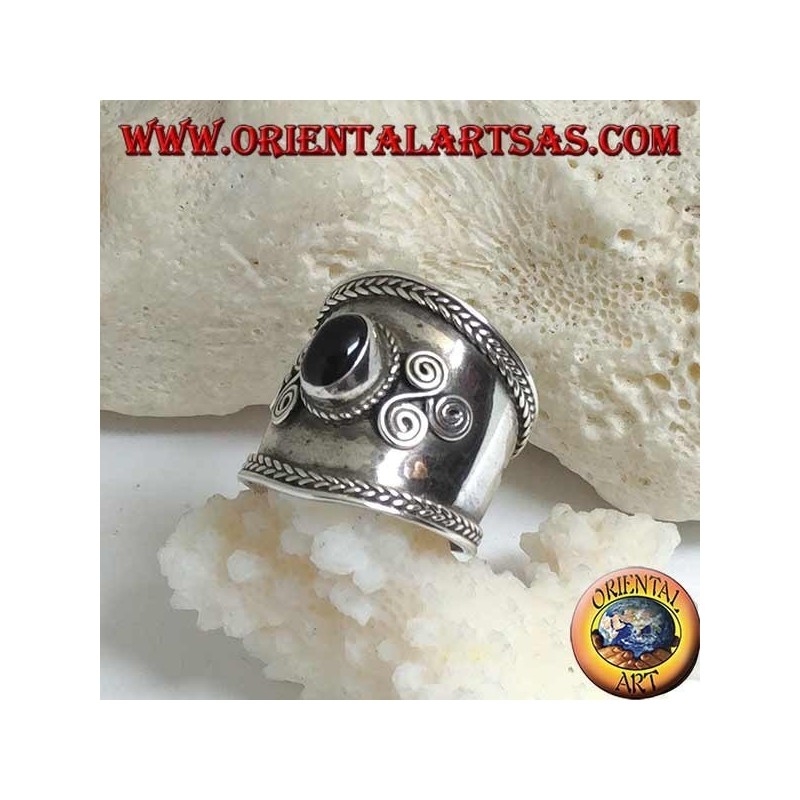 Anillo de plata de banda ancha con ónice ovalado y triskéll espiral en los lados, Bali