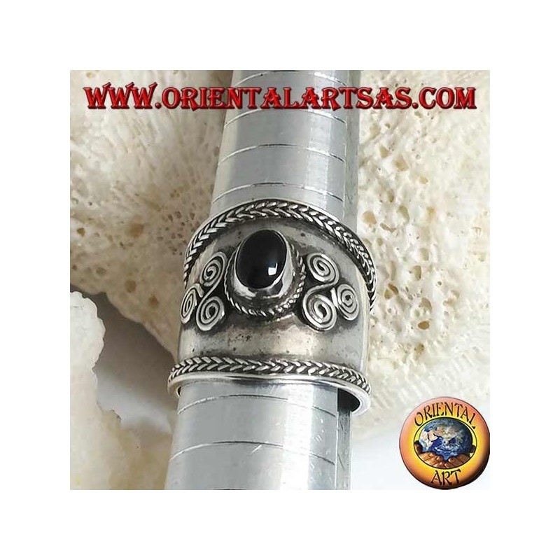 Breitband Silberring mit ovalem Onyx und spiralförmigem Triskéll an den Seiten, Bali