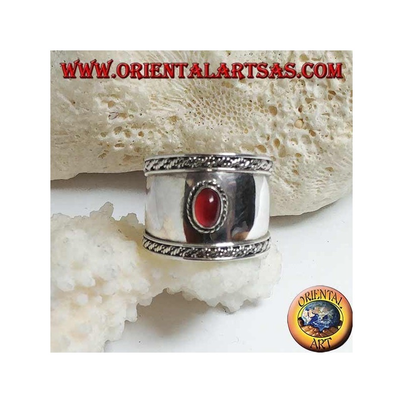 Anello in argento a fascia larga con corniola ovale e intrecci a contorno , Bali