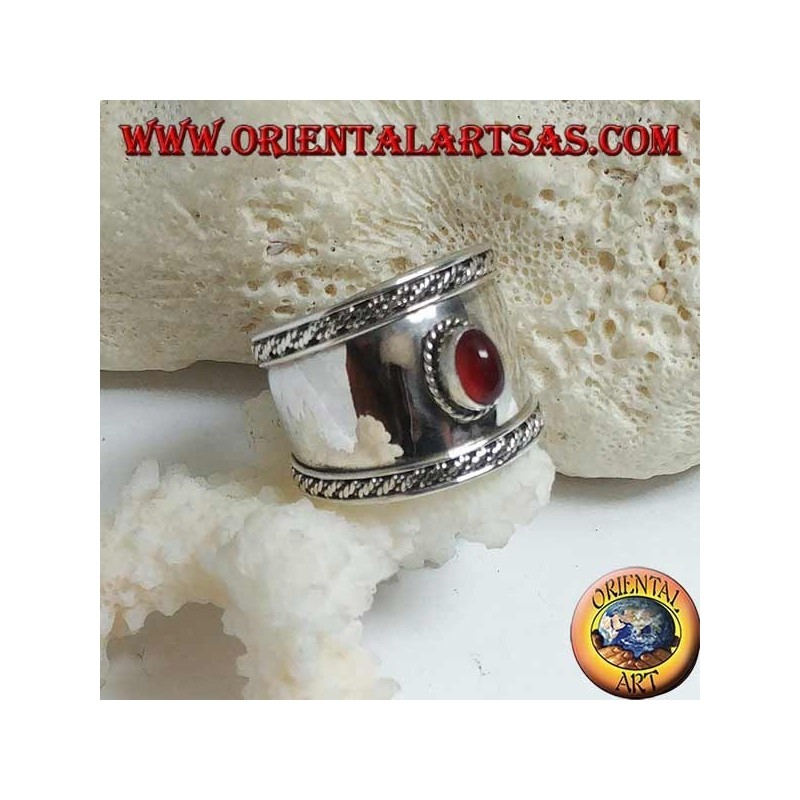 Anillo de plata de banda ancha con cornalina ovalada y tejidos de contorno, Bali