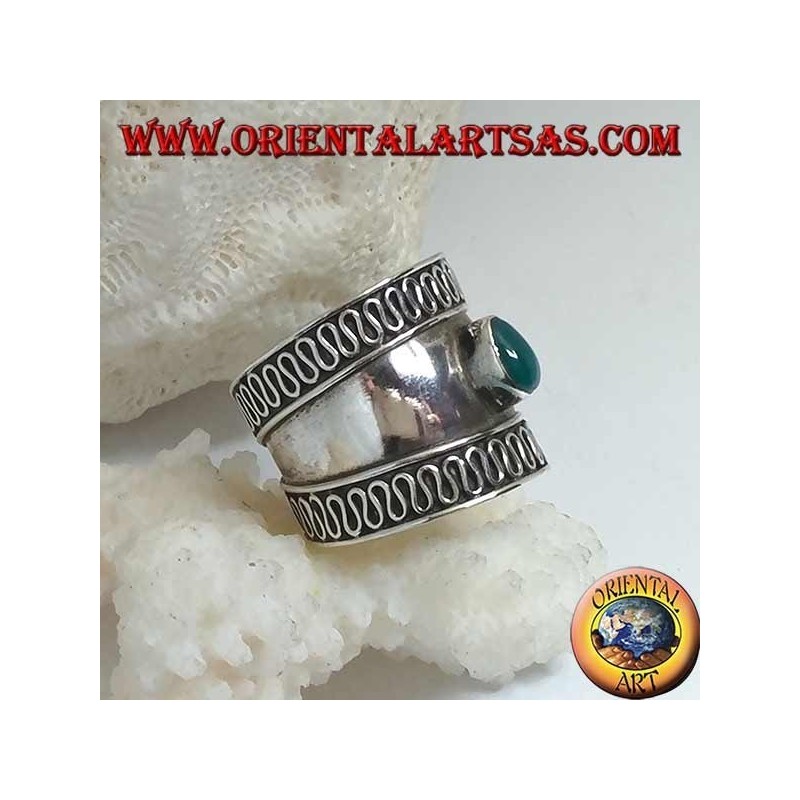 Anello in argento a fascia larga con agata verde ovale e serpentina a contorno , Bali