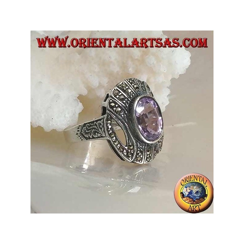 Anello in argento con ametista naturale ovale su montatura a righe tempestata di marcassite