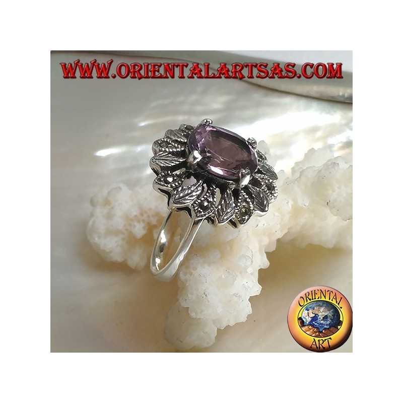Anillo de plata con un conjunto ovalado de amatista natural rodeado de hojas de plata y marcasita.