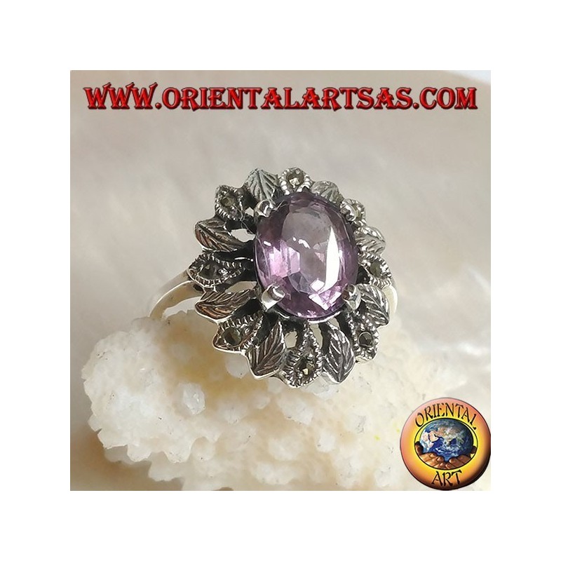 Anillo de plata con un conjunto ovalado de amatista natural rodeado de hojas de plata y marcasita.