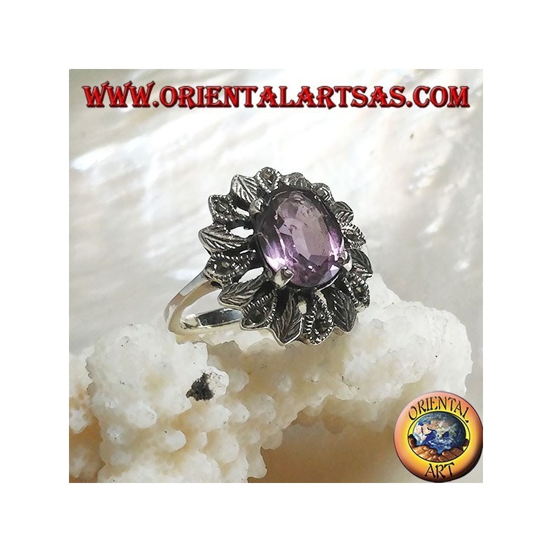 Anillo de plata con un conjunto ovalado de amatista natural rodeado de hojas de plata y marcasita.