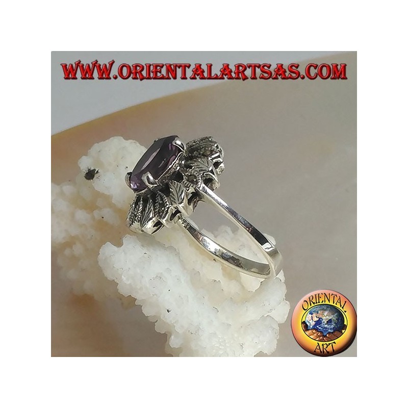Anello in argento con ametista naturale ovale incastonata contornata da foglie di argento e marcassite