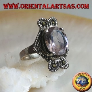Bague en argent avec améthyste naturelle ovale sur monture avec arc rhomboïde vertical marcassite