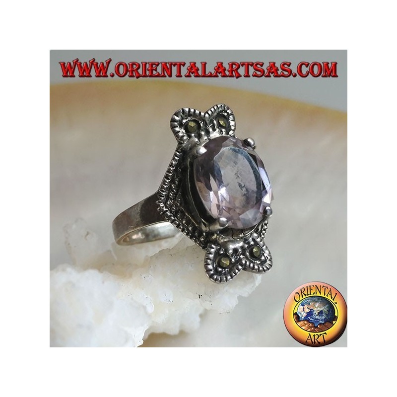 Silberring mit ovalem natürlichem Amethyst auf einer Montierung mit vertikalem Rhomboidbogen-Markasit