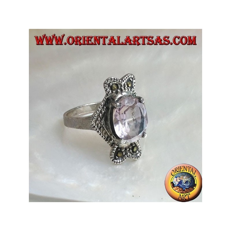Bague en argent avec améthyste naturelle ovale sur monture avec arc rhomboïde vertical marcassite