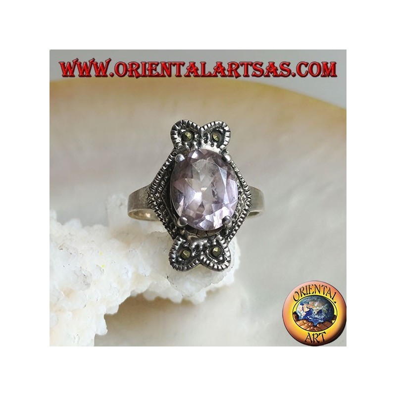 Bague en argent avec améthyste naturelle ovale sur monture avec arc rhomboïde vertical marcassite