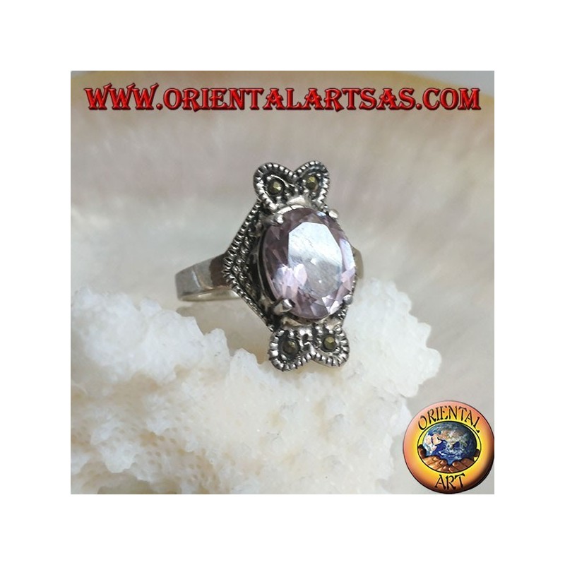 Silberring mit ovalem natürlichem Amethyst auf einer Montierung mit vertikalem Rhomboidbogen-Markasit