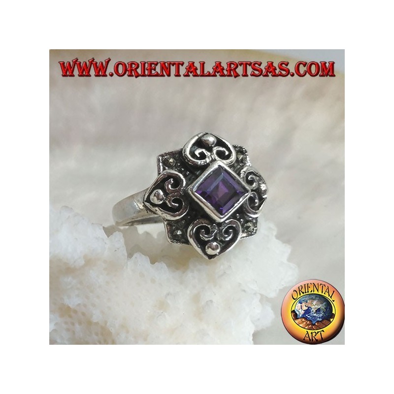 Anello in argento con ametista naturale quadrata romboidale su montatura con marcassite e quattro cuori