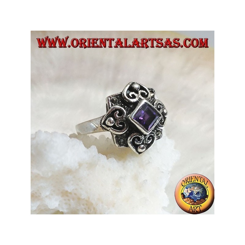 Anillo de plata con amatista cuadrada romboidal natural en un marco con marcasita y cuatro corazones