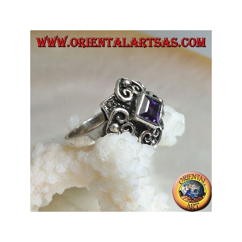 Anillo de plata con amatista cuadrada romboidal natural en un marco con marcasita y cuatro corazones