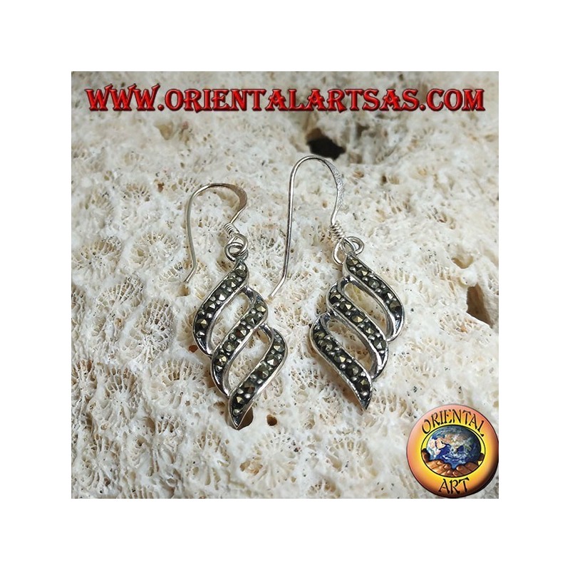 Boucles d'oreilles pendantes en argent avec trois lignes obliques parallèles parsemées de marcassite