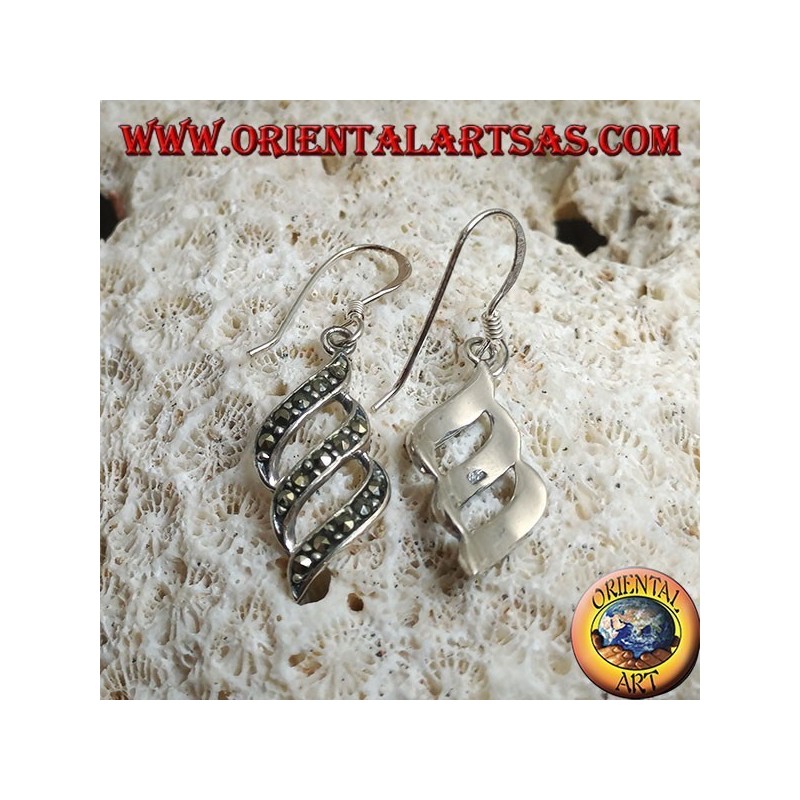 Boucles d'oreilles pendantes en argent avec trois lignes obliques parallèles parsemées de marcassite