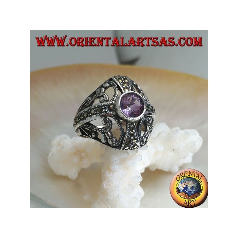 Abgerundeter Silberring mit rundem natürlichem Amethyst auf einem Markasitkreuz und durchbrochenen Verzierungen
