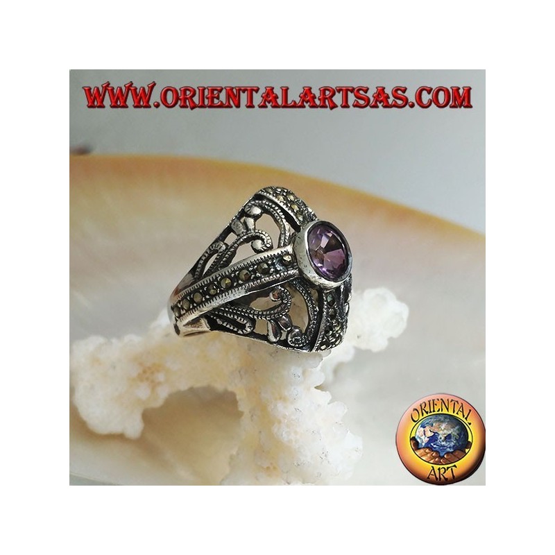 Bague ronde en argent avec améthyste naturelle ronde sur une croix en marcassite et décorations ajourées