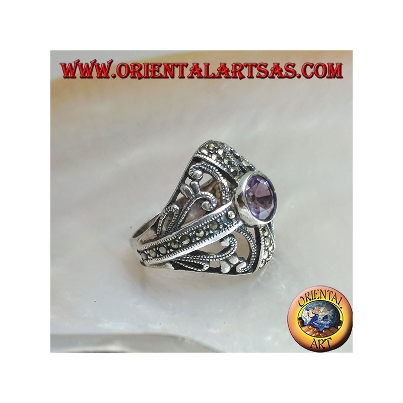 Anillo de plata redondeado con amatista natural redonda en una cruz de marcasita y decoraciones caladas