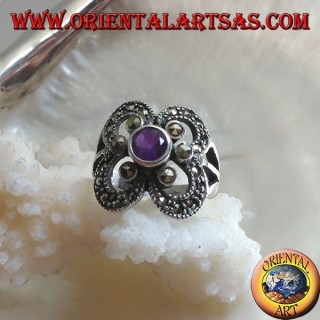 Anello in argento con ametista naturale tonda contornata da marcassite su montatura a cerchi
