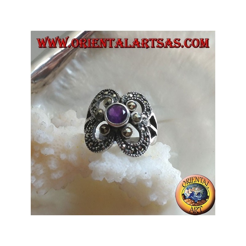 Anillo de plata con amatista redonda natural rodeada de marcasitas en forma de círculo.