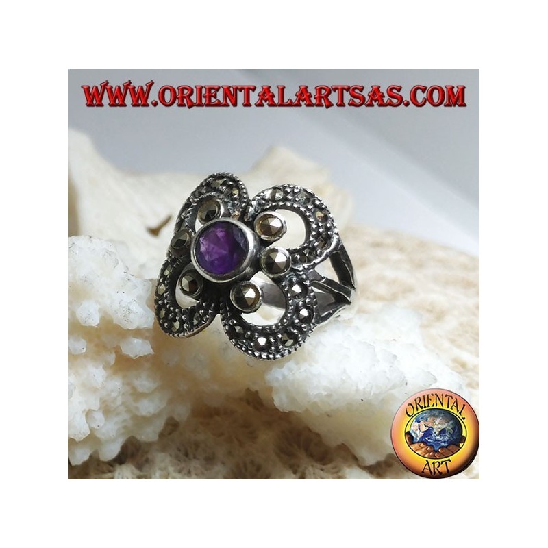 Anillo de plata redondeado con amatista natural redonda en una cruz de marcasita y decoraciones caladas
